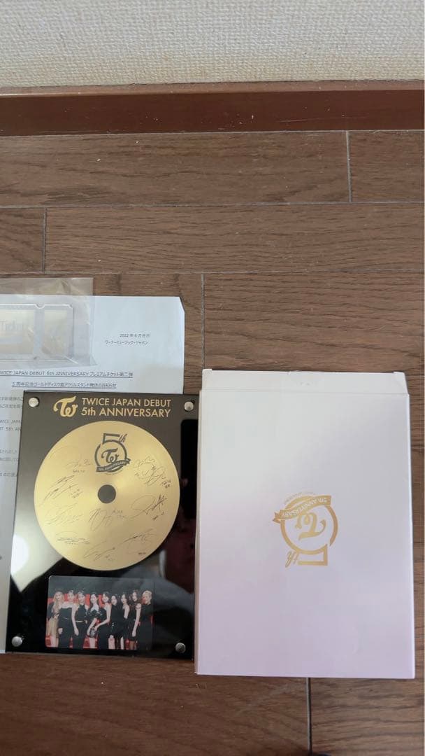 TWICE 5周年記念ゴールドディスク風アクリルスタンド - メルカリ