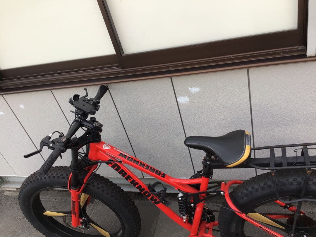 赤いファットバイク フロントサスペンション付き