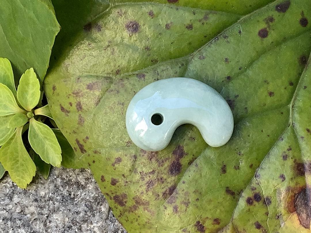 ✳神さまからの贈り物‼️糸魚川翡翠氷種勾玉 アイスジェイド 本物高額品