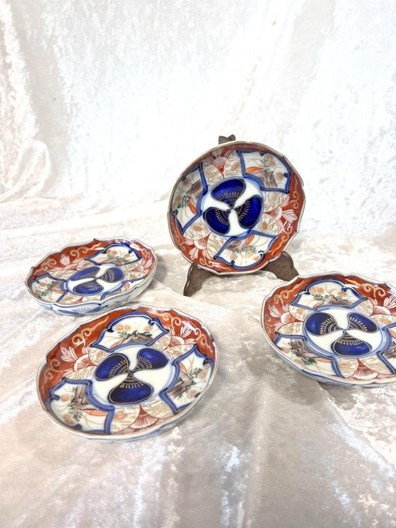 金彩色絵花草紋輪花小皿　伊万里焼　明治　４枚組 ARITA PORCELAIN LAB】古伊万里草花紋 銘々皿 | 藤巻百貨店