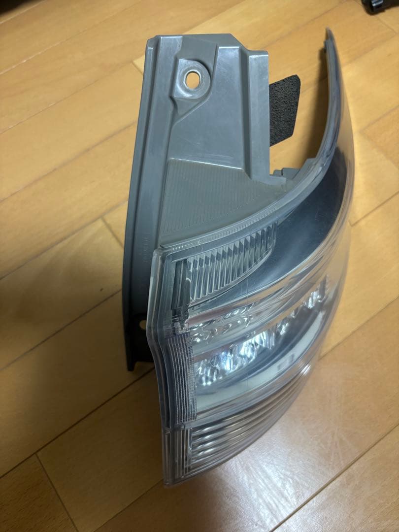 エスティマハイブリッドAHR20テールランプセット かなり薄いブルータイプ エスティマハイブリッドAHR20テールランプセット かなり薄いブルー