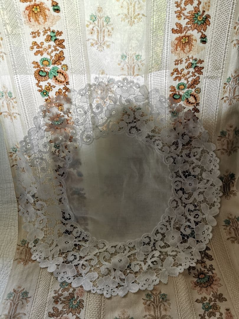 アンティークブルージュ 薔薇と三つ葉の草花紋 柔らかなボビンレース