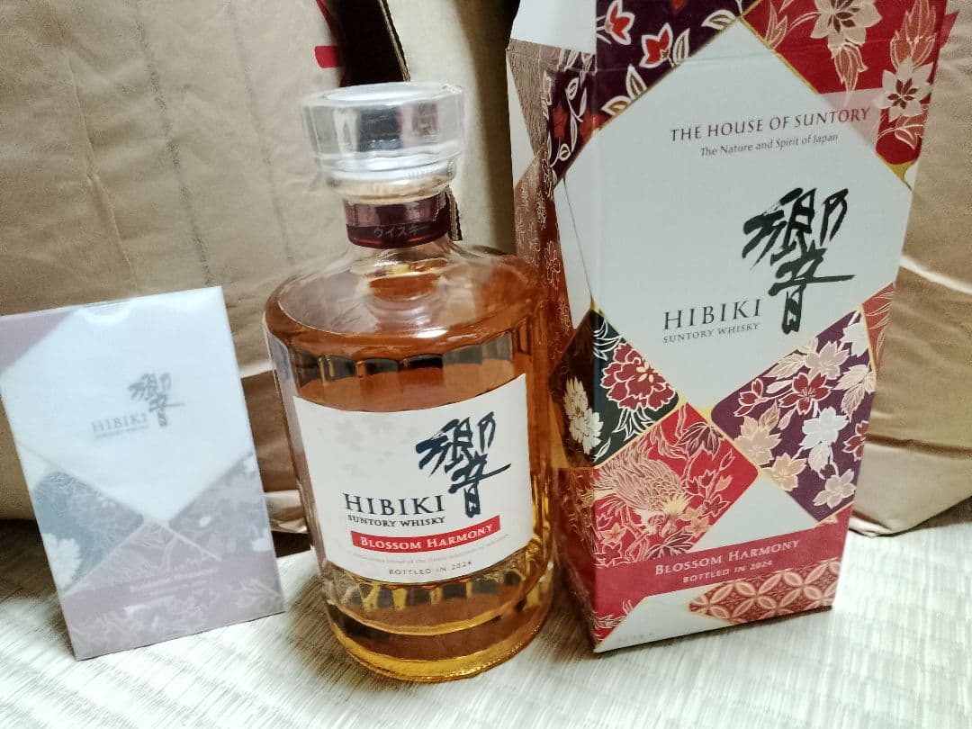 サントリー　響BLOSSOM HARMONY 2024 BOX付 700ml Amazon.co.jp: サントリーウイスキー 響BLOSSOM HARMONY 2024 ギフト