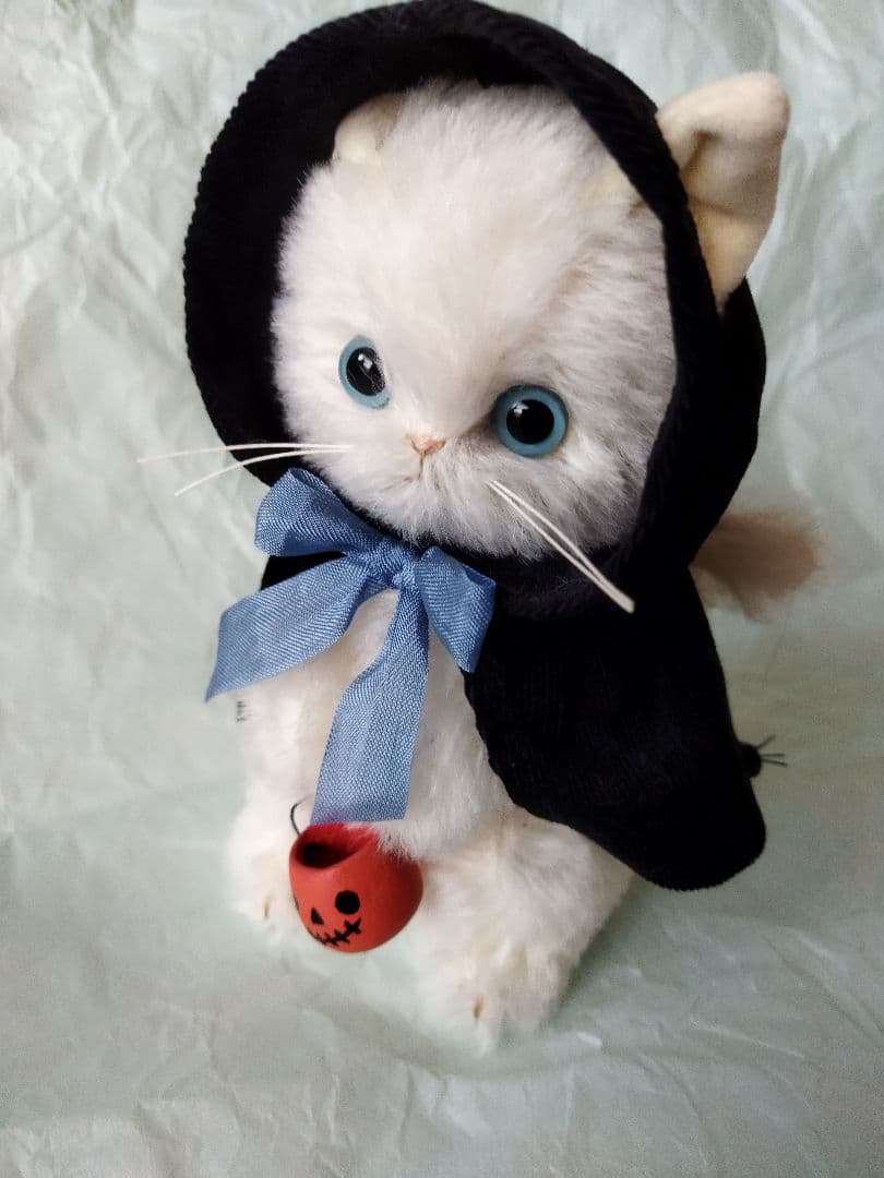 ハロウィン黒マントの白ねこちゃん Paricoさま 作家 アーティストベア