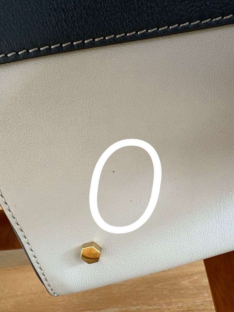 ANYA HINDMARCH Wedge：ウェッジ 三角形のバッグ