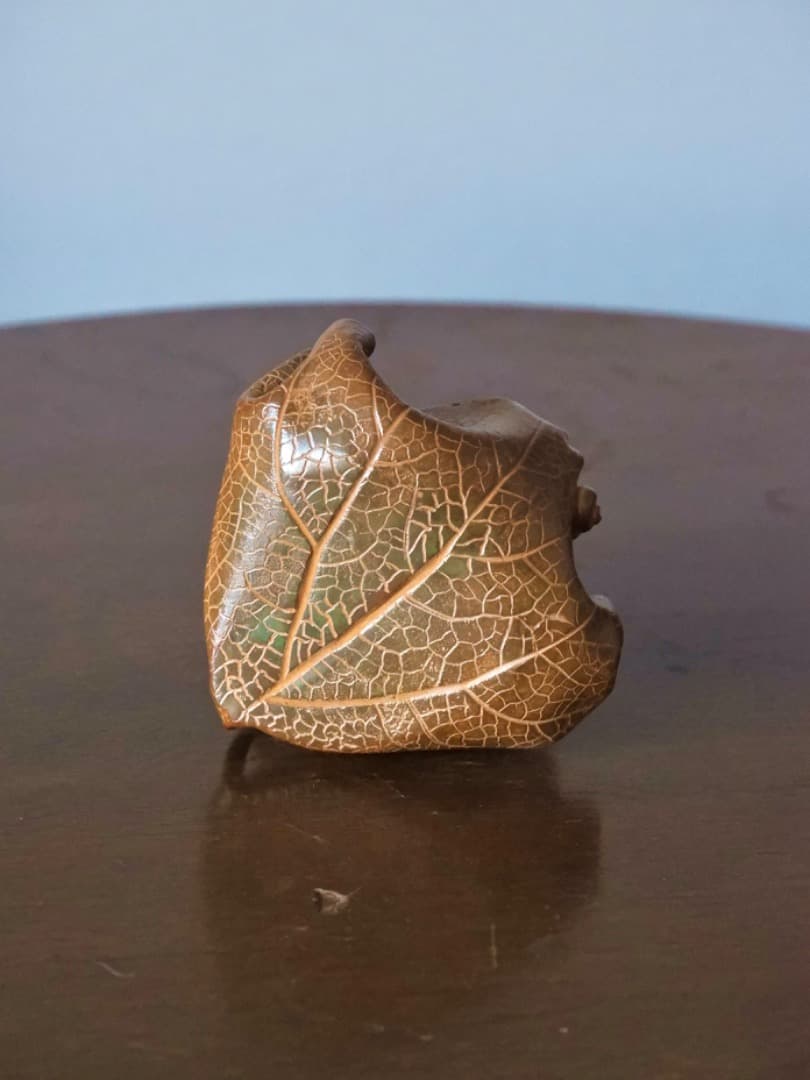 須賀月真　蝋型鋳銅　葉型　置物　物入れ　金属工芸　330.5g　箱付　Q2306