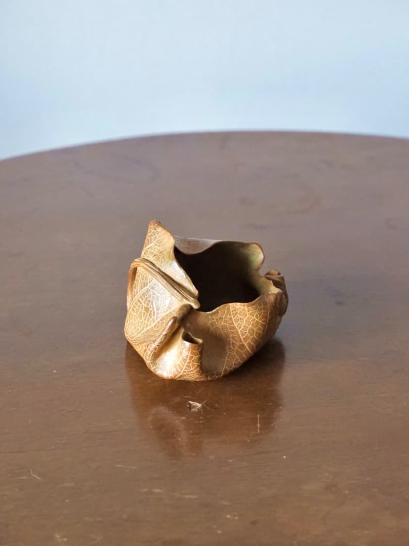 須賀月真　蝋型鋳銅　葉型　置物　物入れ　金属工芸　330.5g　箱付　Q2306