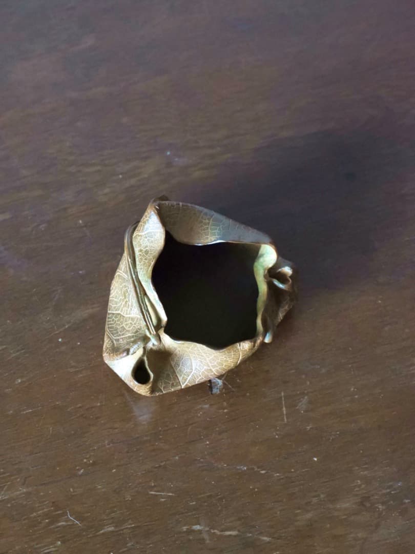 須賀月真　蝋型鋳銅　葉型　置物　物入れ　金属工芸　330.5g　箱付　Q2306