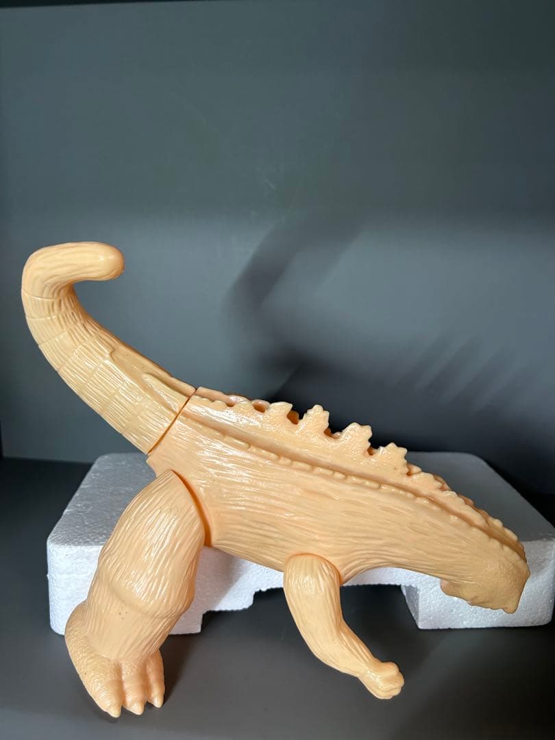 ゴジラ　肌色成形　両足刻印無し　ブルーのゴジラは比較用です出品ではありません。