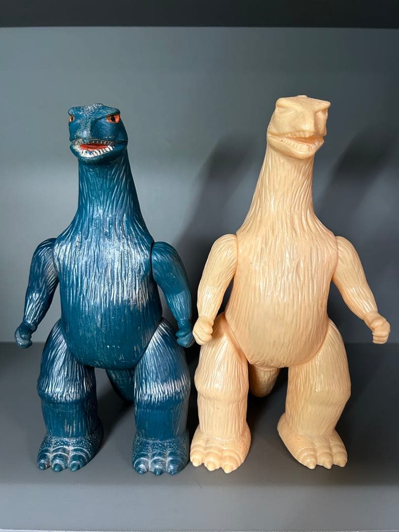 ゴジラ　肌色成形　両足刻印無し　ブルーのゴジラは比較用です出品ではありません。