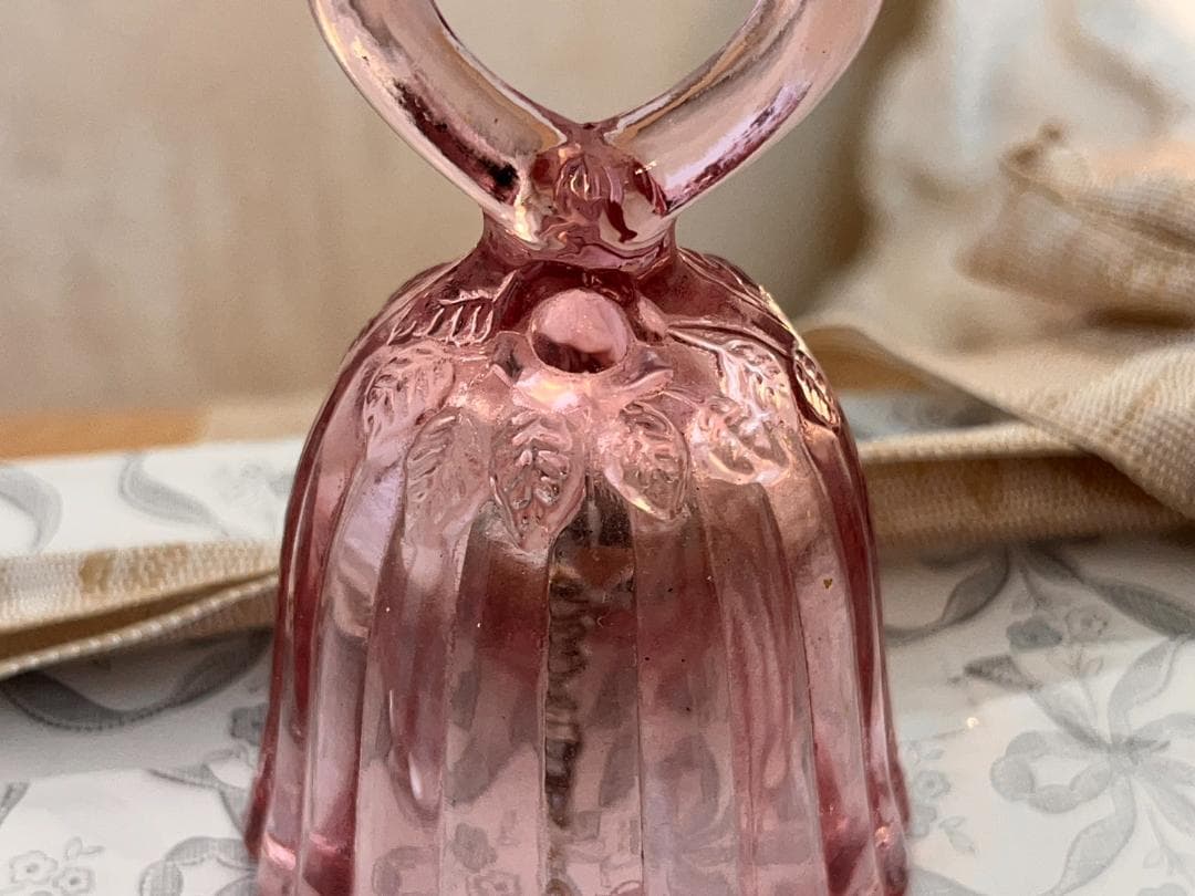 フェントン 透明のピンクガラスに手書きの小さな花柄が可愛い ハ