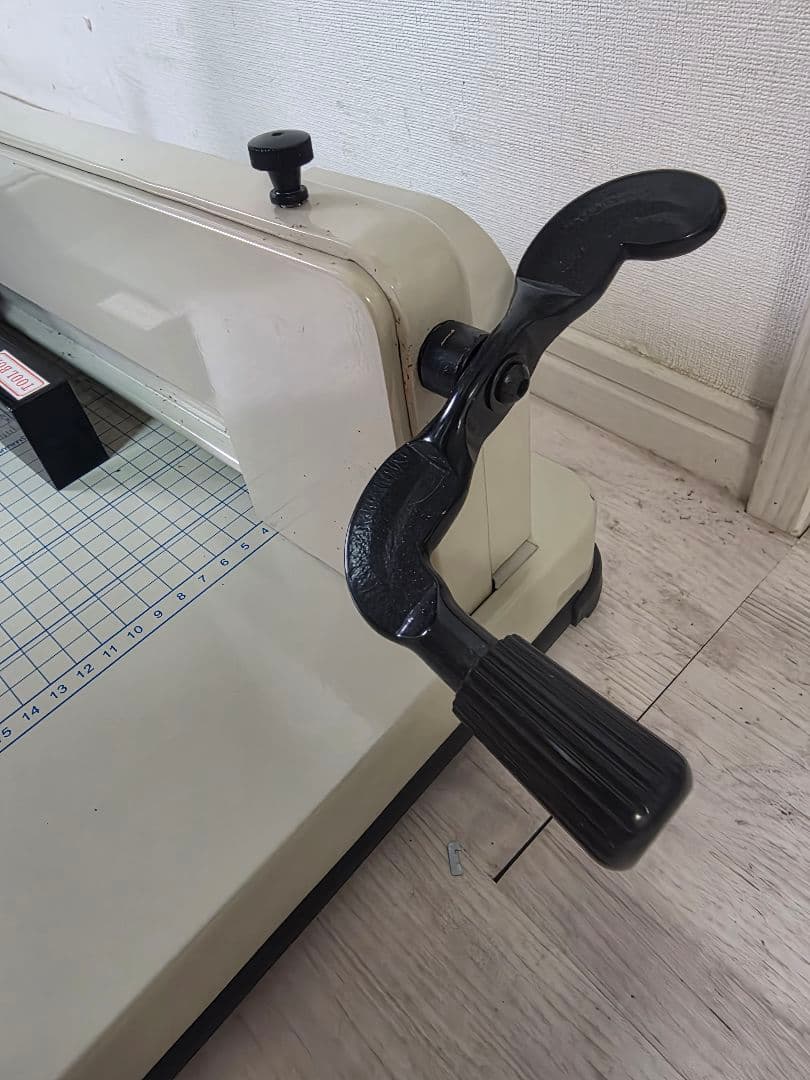 手動裁断機 大型裁断機 ペーパーカッター レバー欠品 - メルカリ