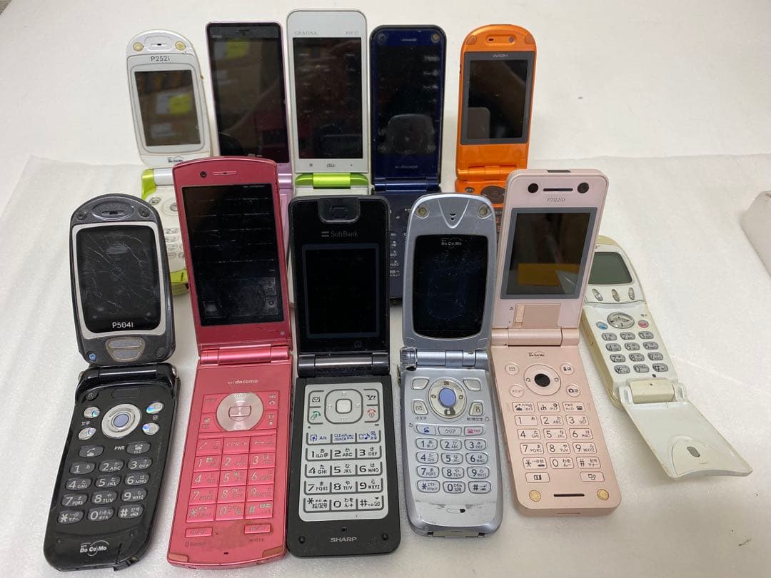 3-2223 【ジャンク出品】ガラケー11点・折畳式携帯 - メルカリ