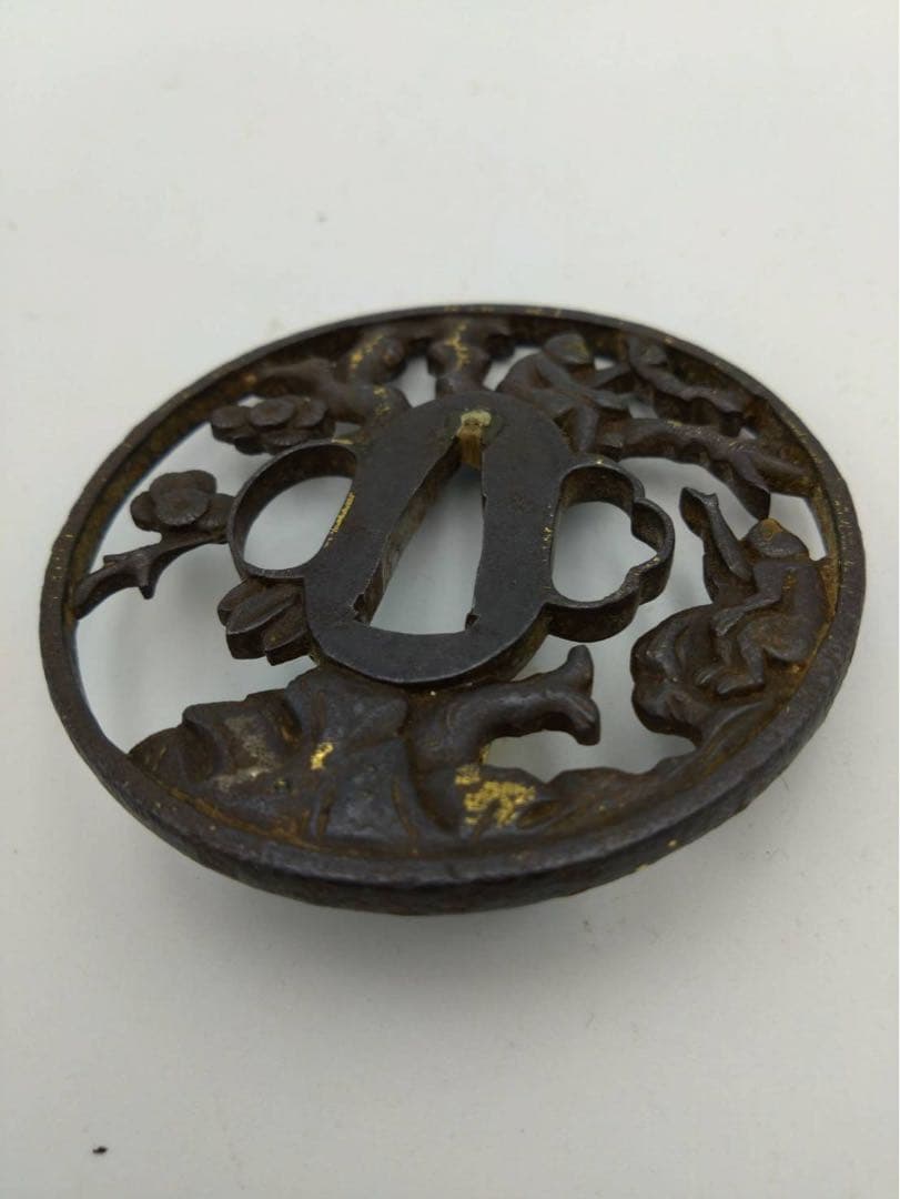 時代物 鍔(つば)鉄製 猿尽くし 動物 透かし彫り仕上げ 鍔専用 桐箱入り品