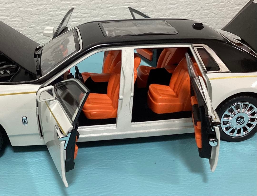 ロールスロイス ファントム ホワイト/ブラック 1/18 電池付