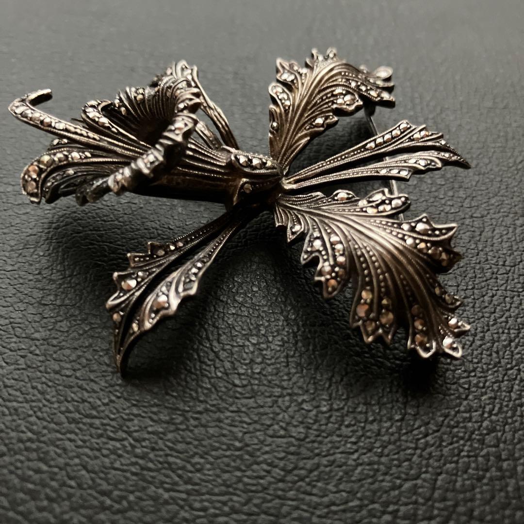 希少 英国アンティークブローチ シルバー・マーカサイトメタル カトレア