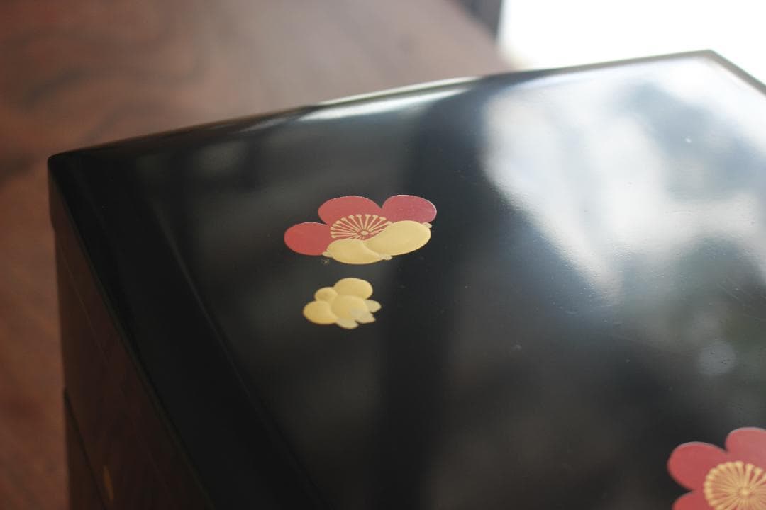 デッドストック！上質内朱黒漆に優美な紅白梅蒔絵の映える三段重（検重箱お重