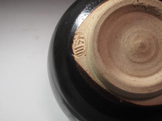 ☆ 岡本欣三 黒釉茶碗 手になじむ一品です☆y256