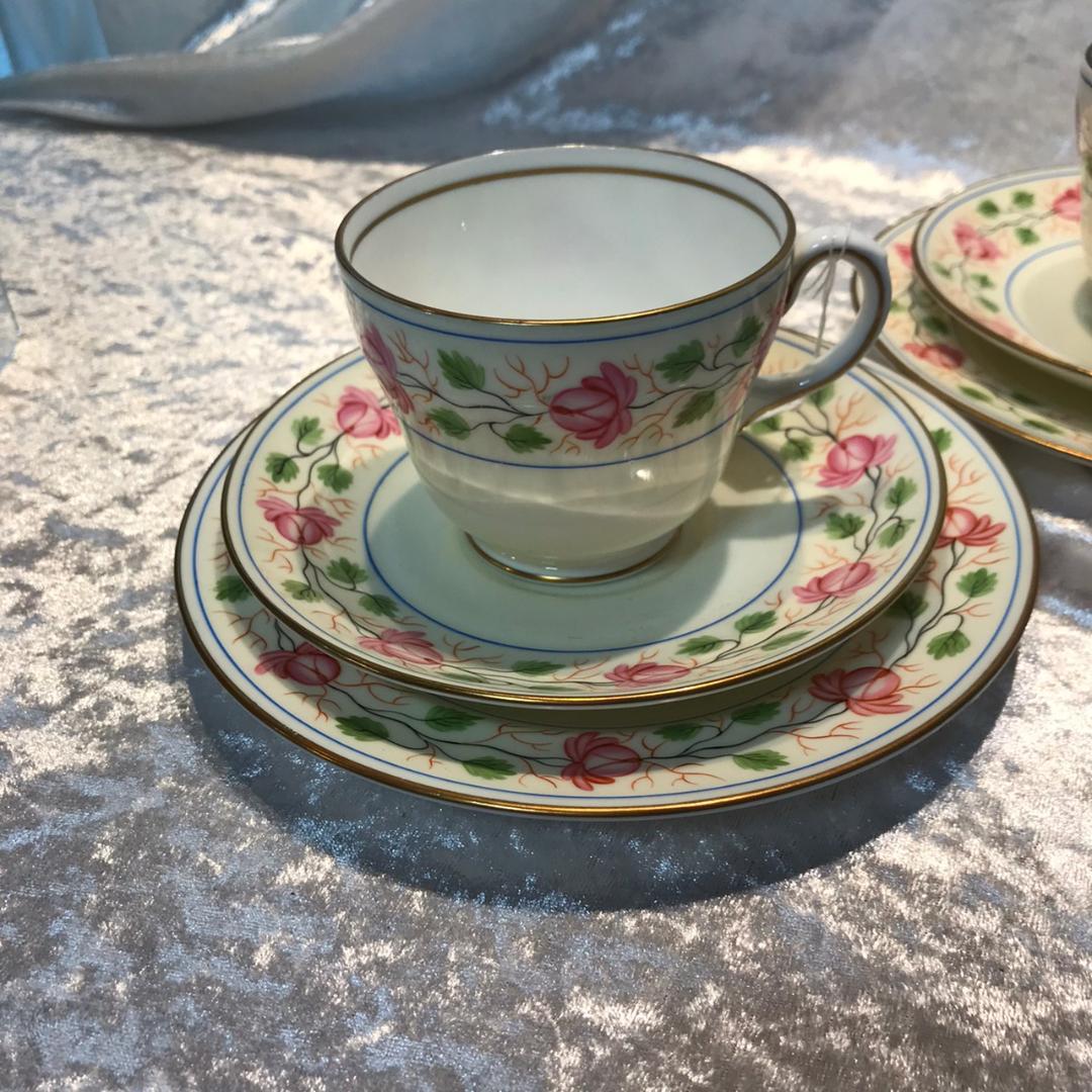 ウエッジウッドのトリオ銘有金彩花柄2組セット