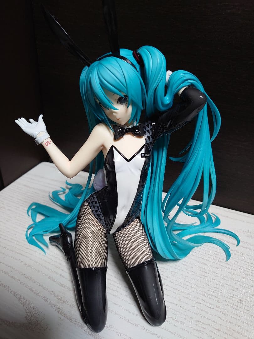 初音ミクバニーVer. Art by 三目YYB 1/4Scale Figure