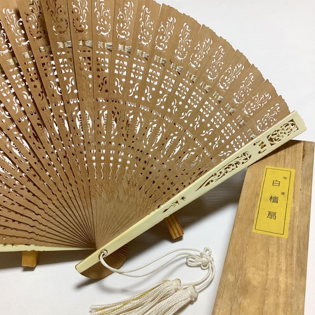 レア 白檀扇 桐箱付き：白檀扇子透かし彫り 白檀 保管品 白檀扇子 透かし
