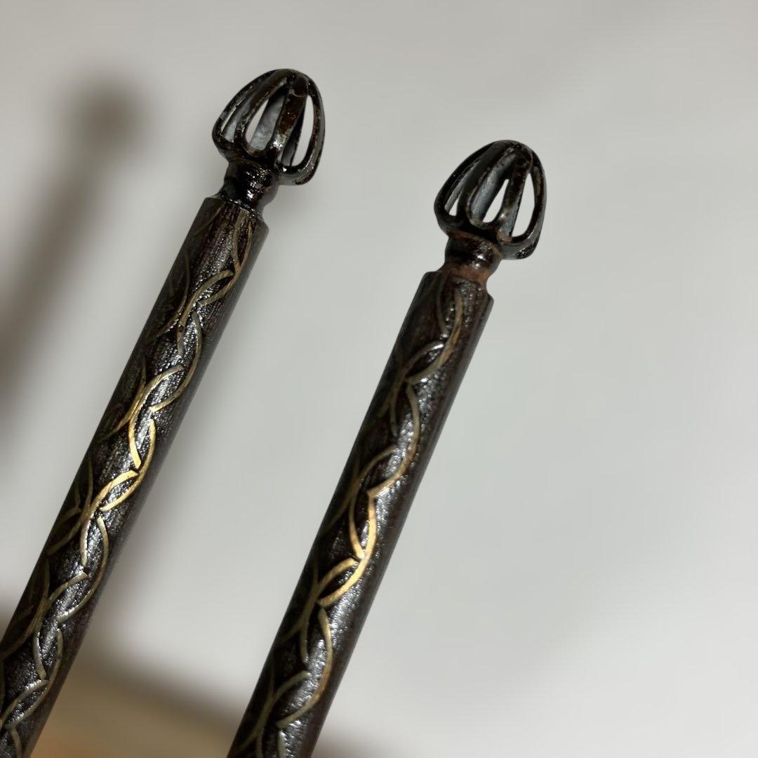 茶道具「鉄時代七宝象嵌飾火箸　松華作」 （長さ２８．５㌢／一組４４㌘）