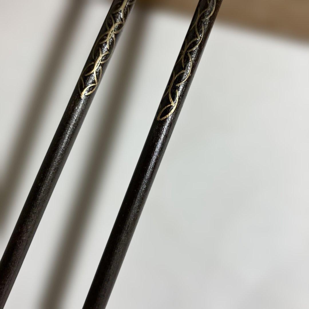 茶道具「鉄時代七宝象嵌飾火箸　松華作」 （長さ２８．５㌢／一組４４㌘）