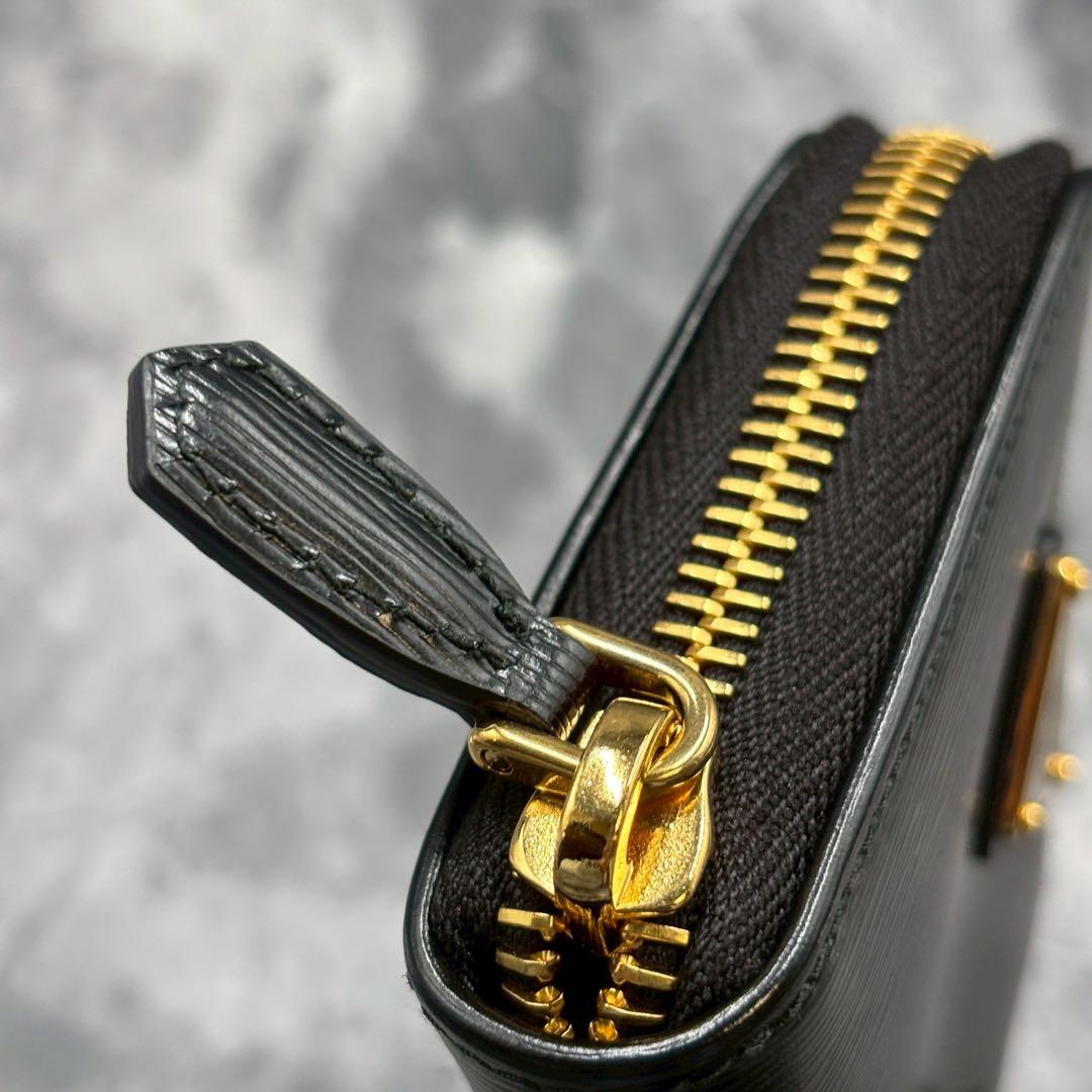 たけやま ✨プラダ　三角ロゴ　ケース