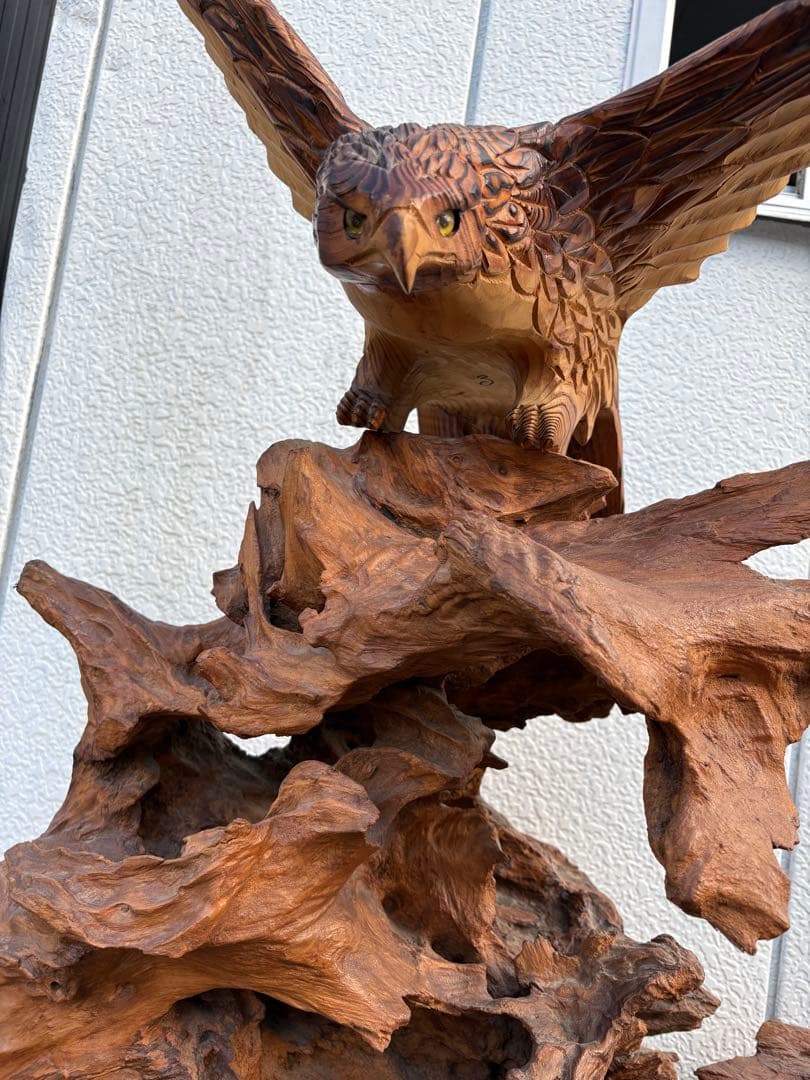 木製鷹の彫刻 最大高さ117㎝ 幅85（土台）