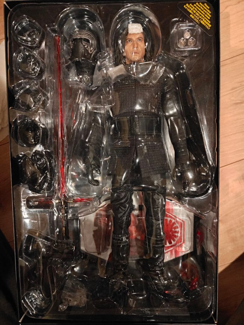 スターウォーズ　カイロレンフィギュア ホットトイズ　エピソード8