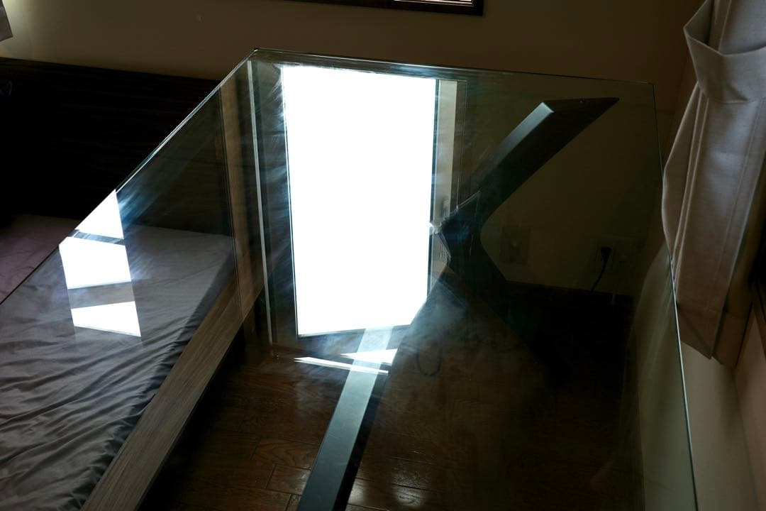 【送料無料・最終値下げ】カリガリス　ガラス天板ダイニングテーブル