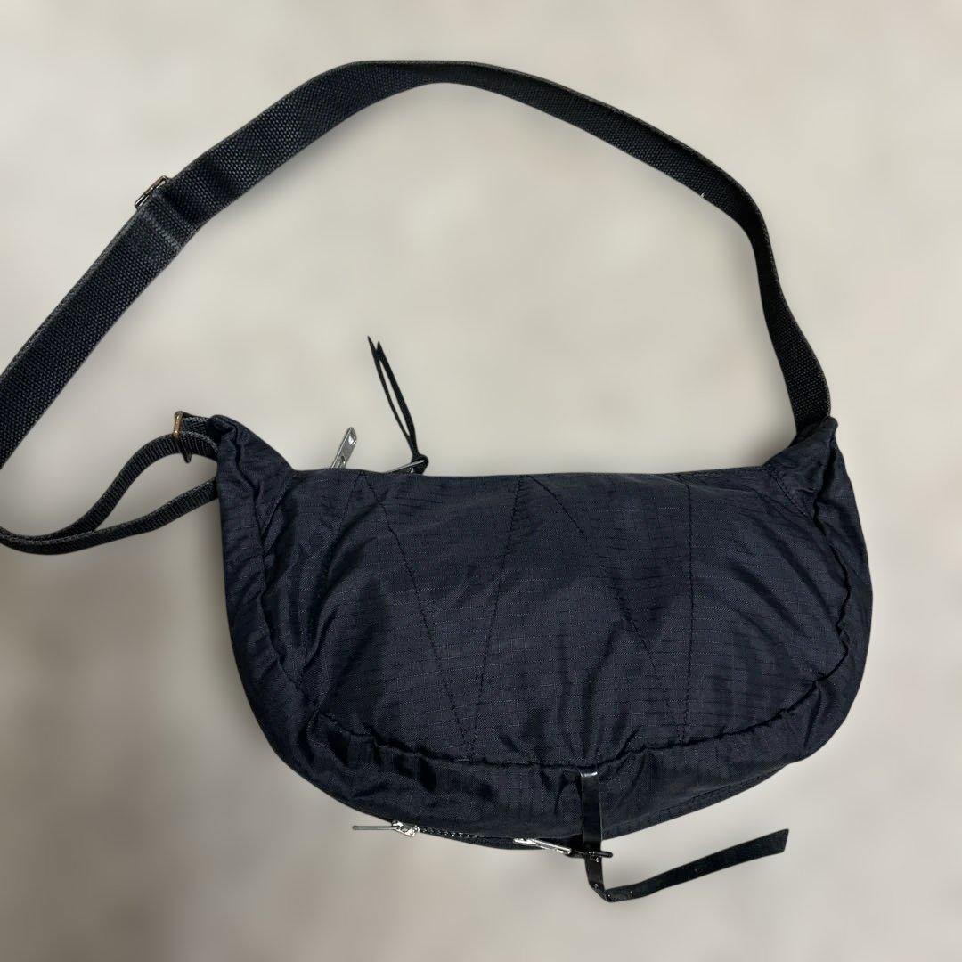 peepLoverLGB黒のナイロンショルダーバッグ 底ファースナーで幅広