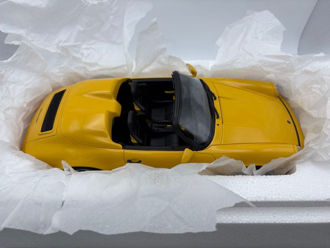 ミニカー Porsche964speedster 1/18 yellow