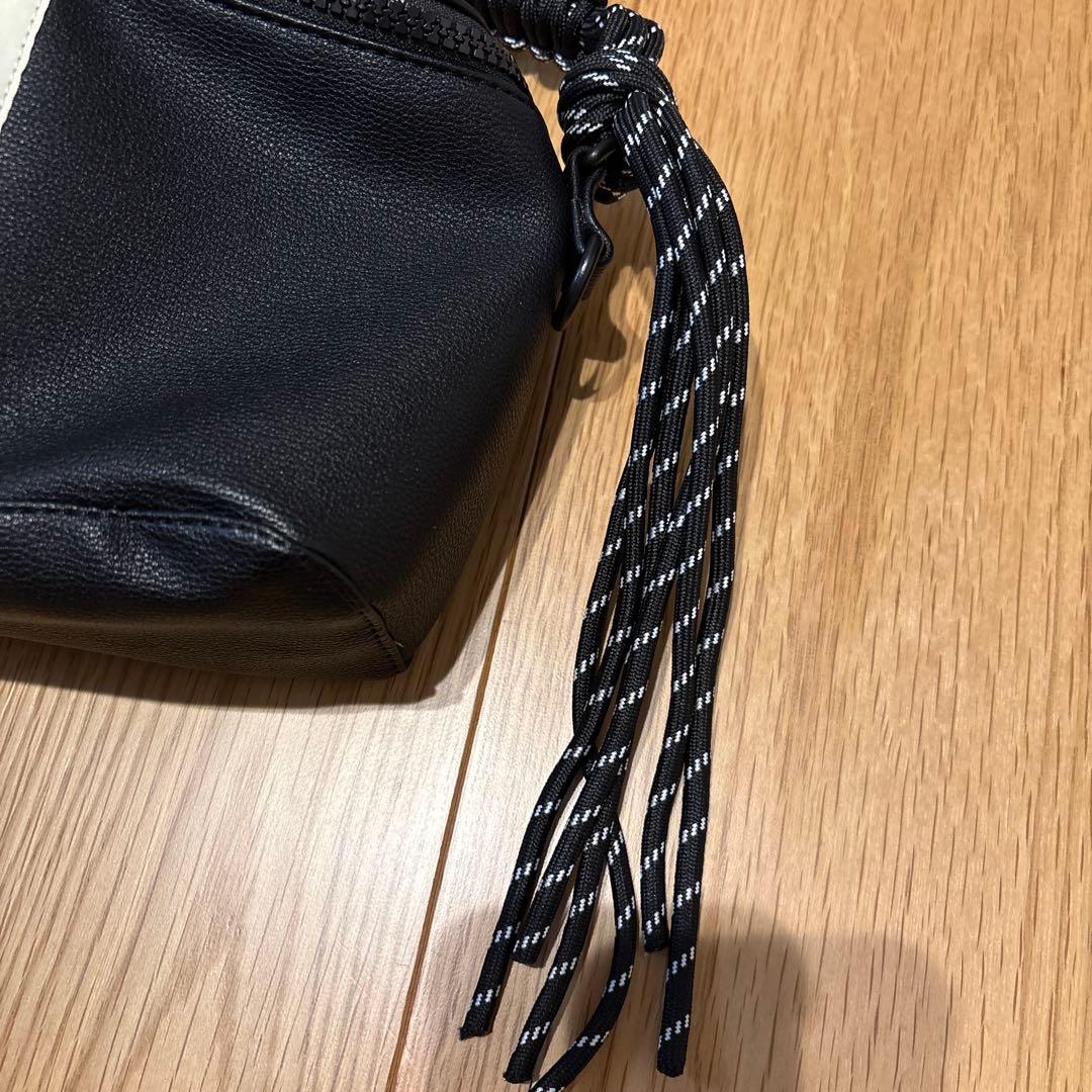 シアタープロダクツコラボレーションホライゾナルレザーショルダーバッグ