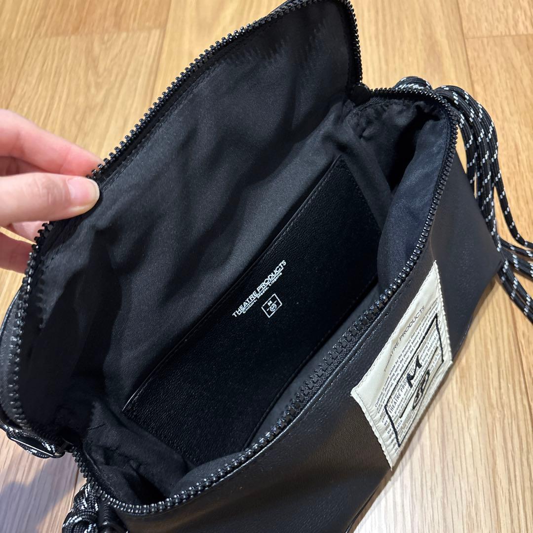 シアタープロダクツコラボレーションホライゾナルレザーショルダーバッグ