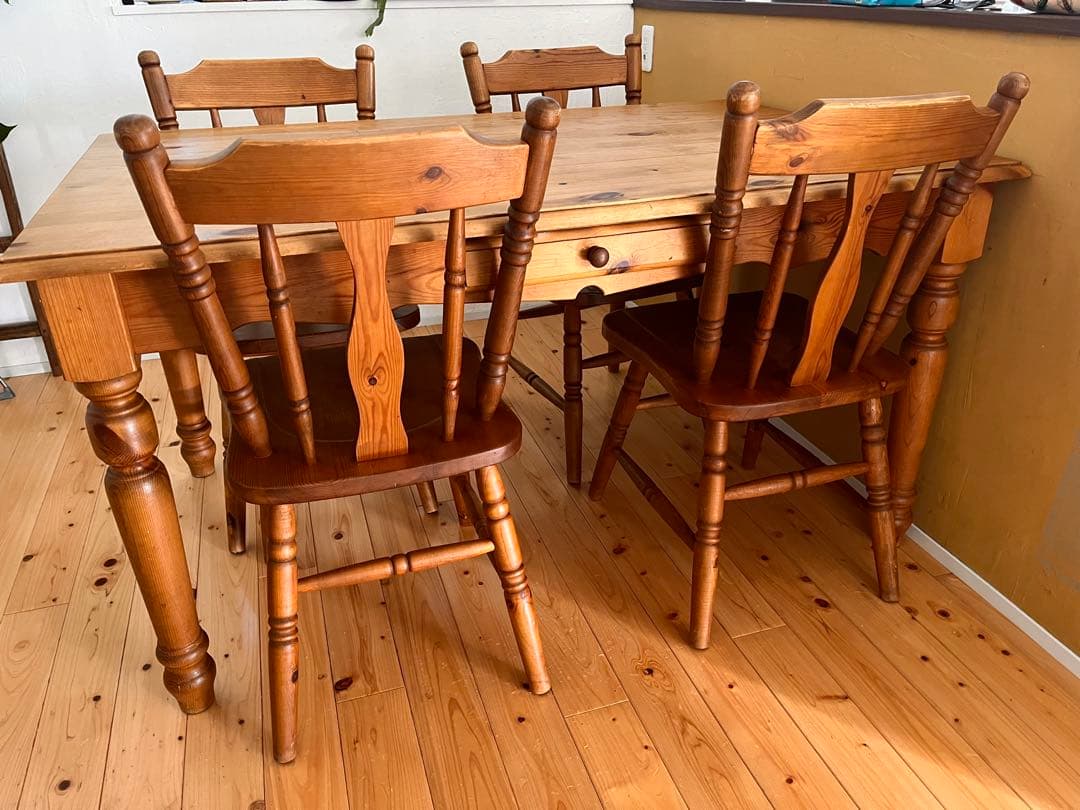 無垢パイン材ダイニングテーブル　おしゃれ