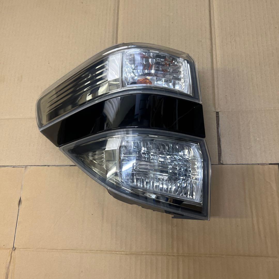 20系 トヨタ ヴェルファイア テールランプ左テールライト