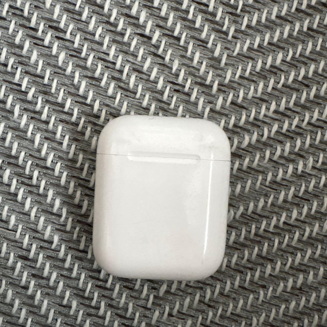 AirPods本体 ホワイト 充電ケース付き - メルカリ