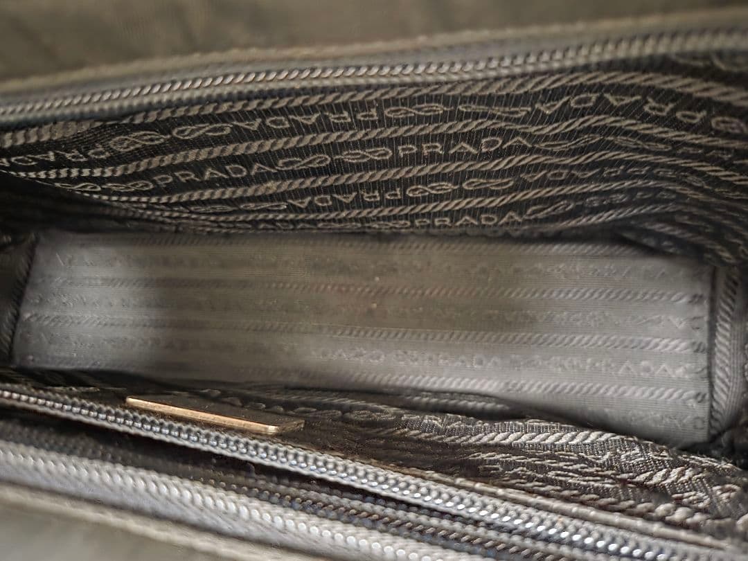 プラダ　ハンドバッグ　メタルハンドル