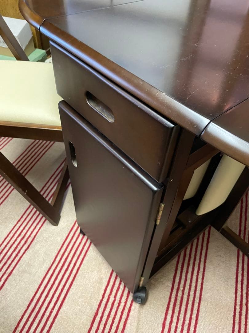 ダークブラウン楕円形ダイニングテーブルと椅子セット