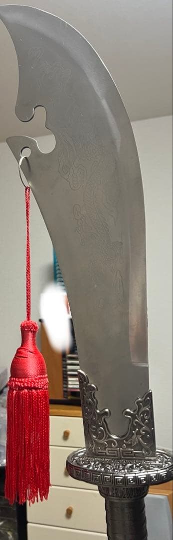 金属製の槍 赤い房飾り付き