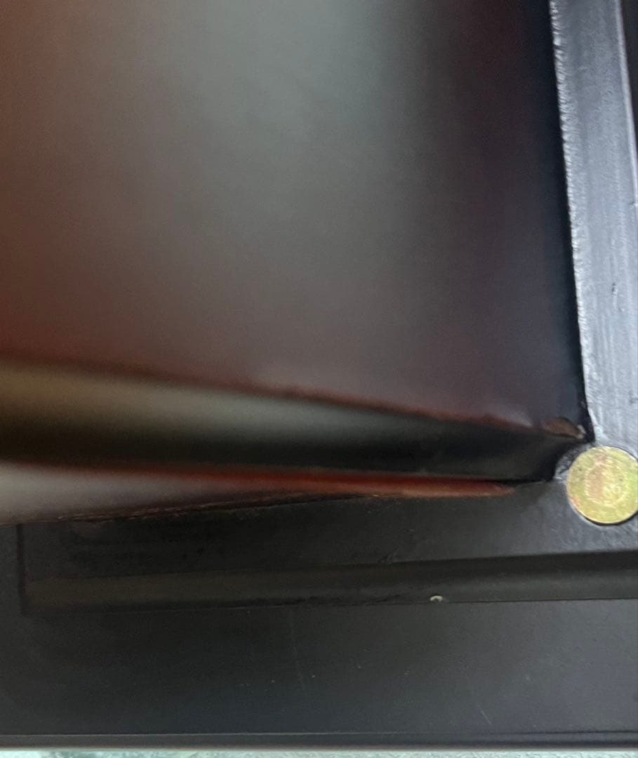 金属製の槍 赤い房飾り付き