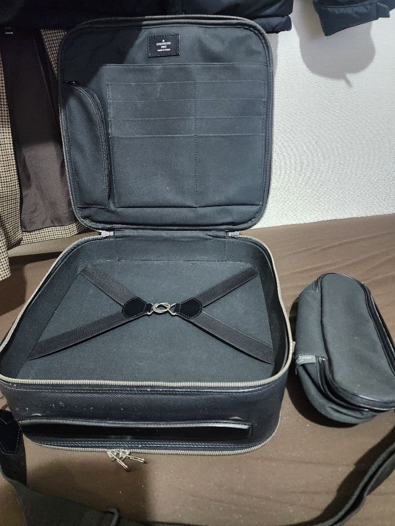 早い者勝ちLouis Vuitton タイガ　バッグ グリーン。鍵と小物入れ付き