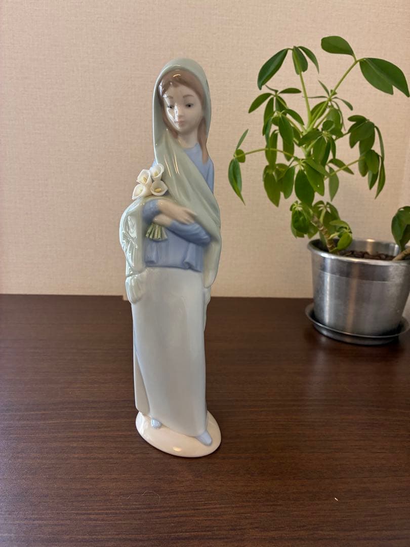 リヤドロ人形　百合を持つマリア像 LLADRO（リヤドロ） 聖なる母 聖母 マリア ユリ 百合 01008322 LLADRO