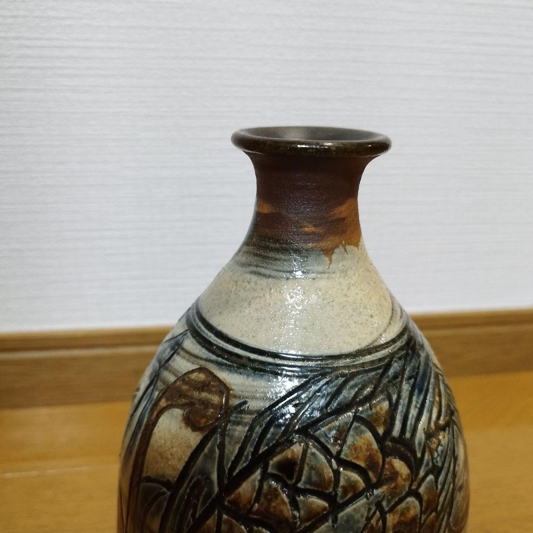 沖縄の人間国宝 金城次郎さんの飾り壷・花瓶 魚と海老の図