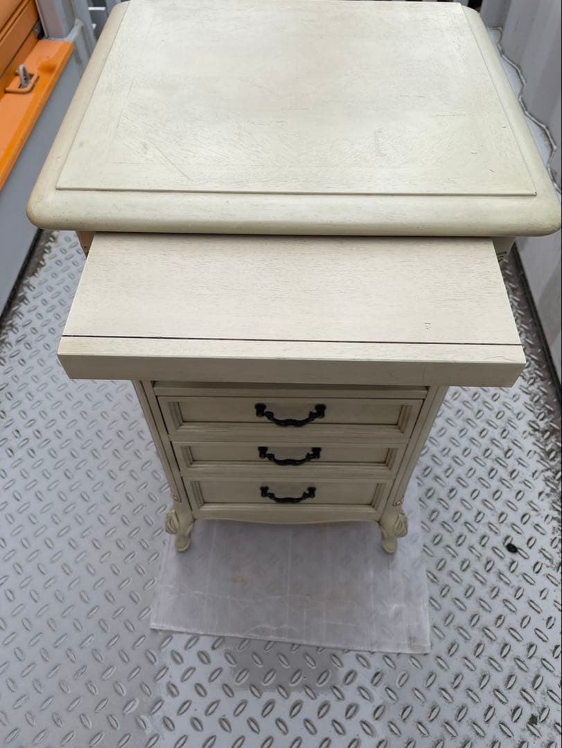アンティーク 猫足 チェスト クリーム色の木製キャビネット 3段