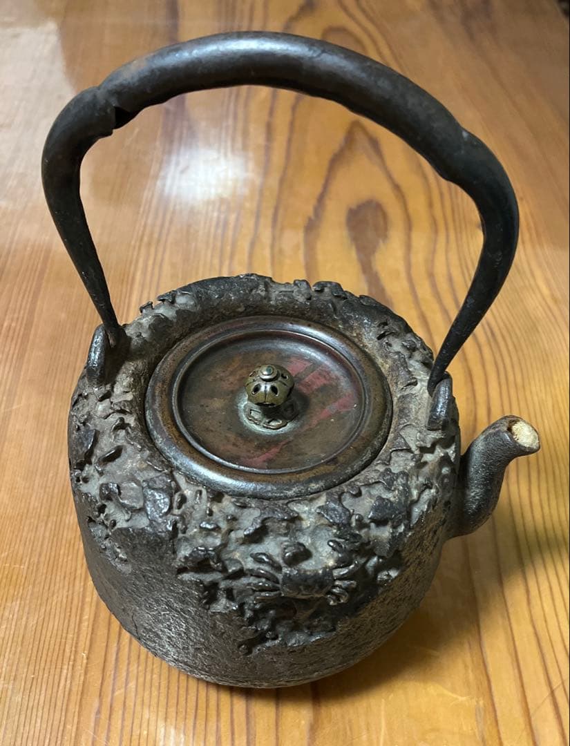 龍文堂　造　岩場　蟹紋　鉄瓶　ジャンク 龍文堂造岩場蟹紋鉄瓶ジャンク