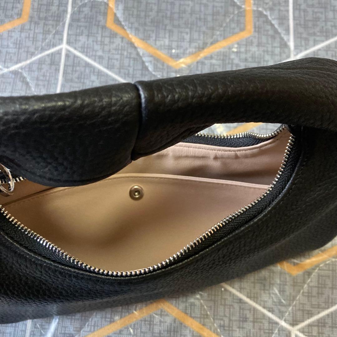 Aeta 黒いレザー ハンドバッグ