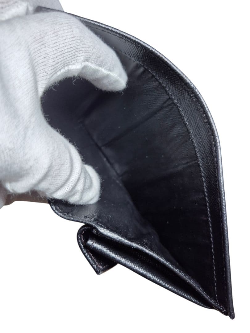 ＰＲＡＤＡ　プラダ　サフィアーノ　二つ折り財布　ブラック革 x