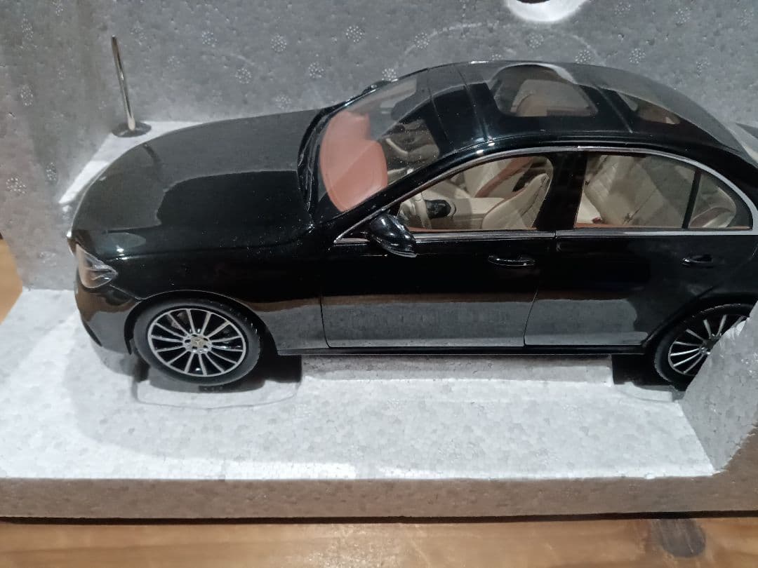 1/18 メルセデスベンツ　Eクラス　セダン　W213 　ミニカー　ブラック